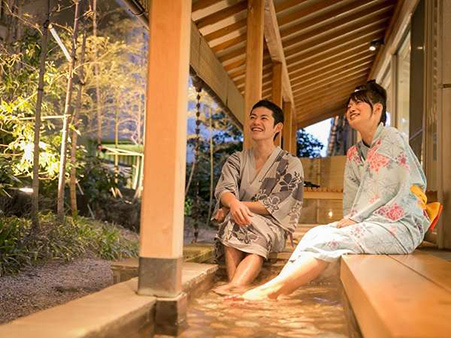 竹林を眺めながら入る足湯