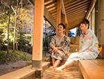 竹林を眺めながら入る足湯