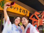 手蟹モニュメントをバックに記念撮影
