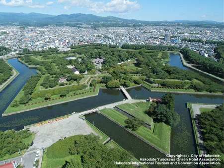 春は桜、冬は雪景色で彩られる「五稜郭公園」。展望台からの眺望をぜひ楽しみたい。