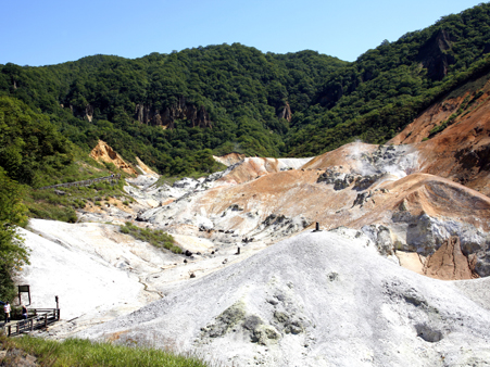 直径約450m、面積約11ヘクタール、白く湯けむり上がる登別温泉の代名詞「地獄谷」