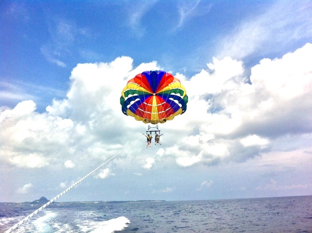 那覇発パラセーリングツアー付