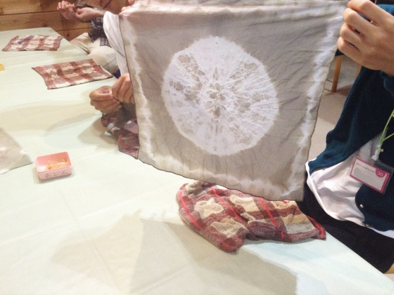 草木染め体験　あしたばや椿を染料にして、染物に挑戦！