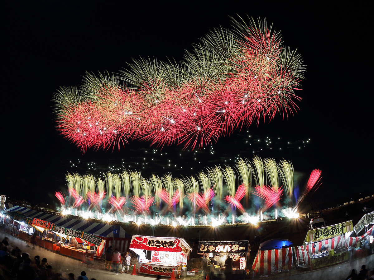 長野えびす講煙火大会 澄んだ晩秋の夜空に打ち上がる大輪のミュージックスターマイン