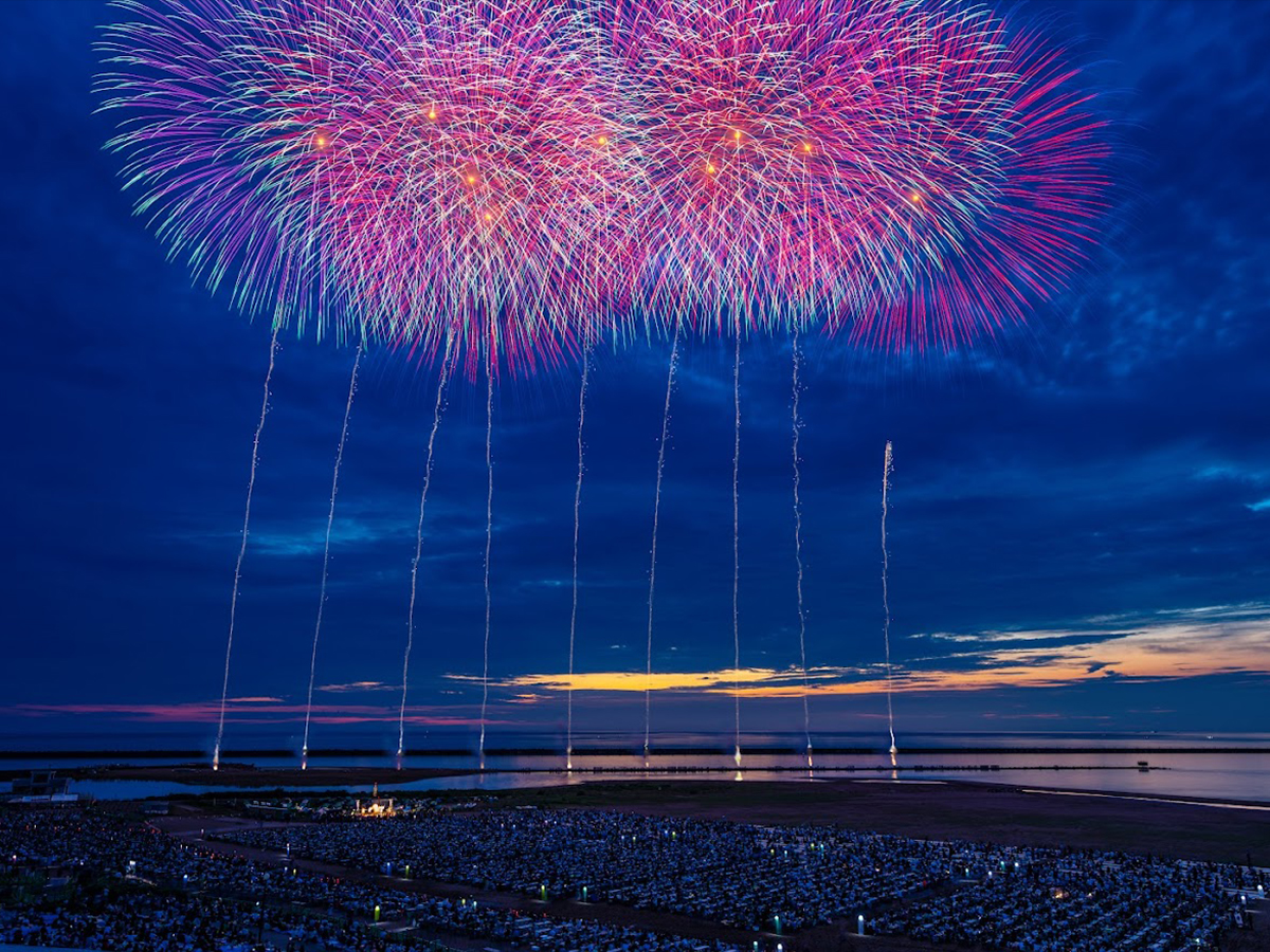夕日をバックにした花火