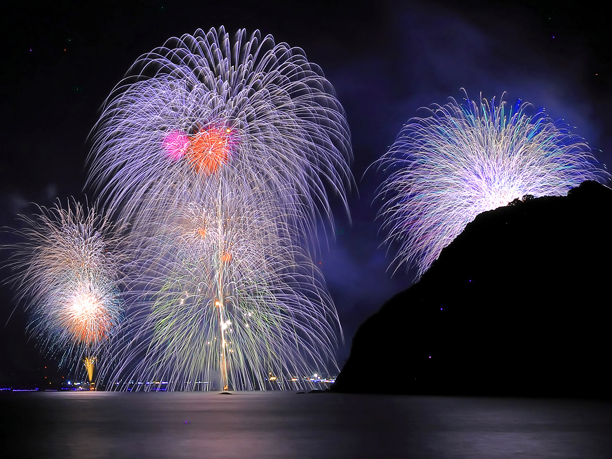 熊野大花火大会 夜空と海を染める海上自爆