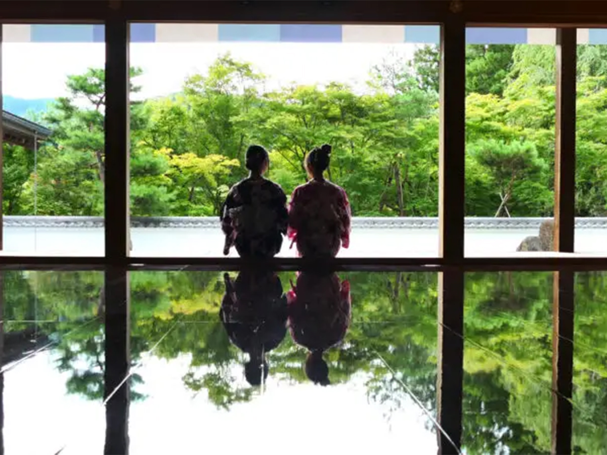 磨き上げられた本堂の床板に秋の紅葉が映り込む宝徳寺の床もみじ