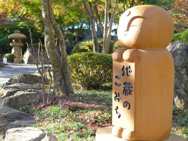 宝徳寺の境内に並ぶ、帽子や洋服をまとった愛らしいお地蔵さまたち