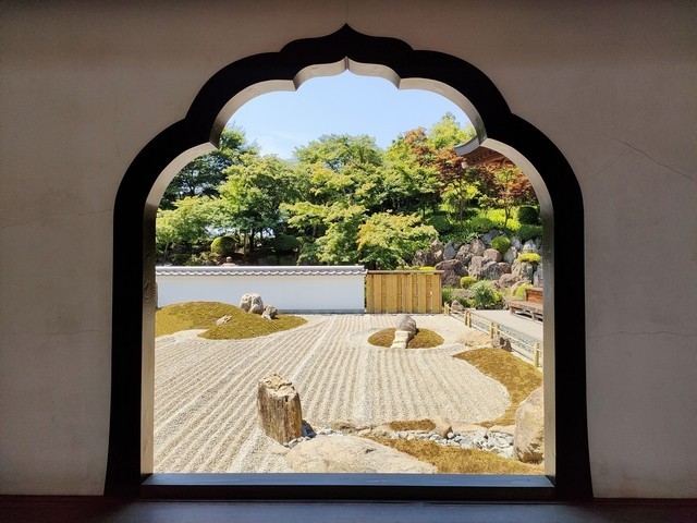 水を使わず石と砂で自然の美を表現した宝徳寺の枯山水庭園
