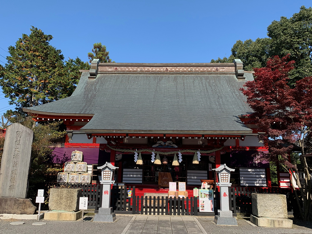 陶器市会場のすぐ近くに佇む、歴史ある鹿島神社の静かな境内