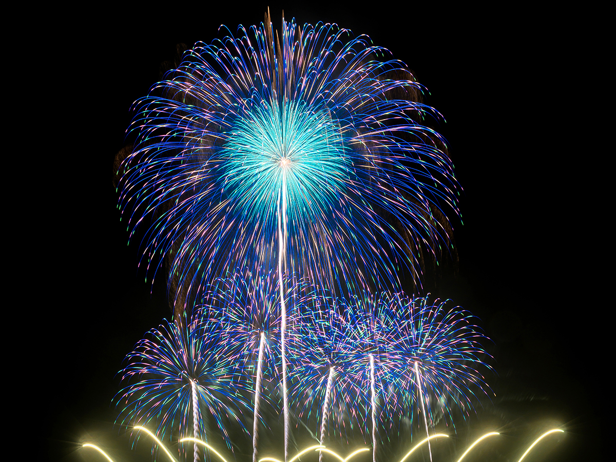 夜空を染める大輪の花火