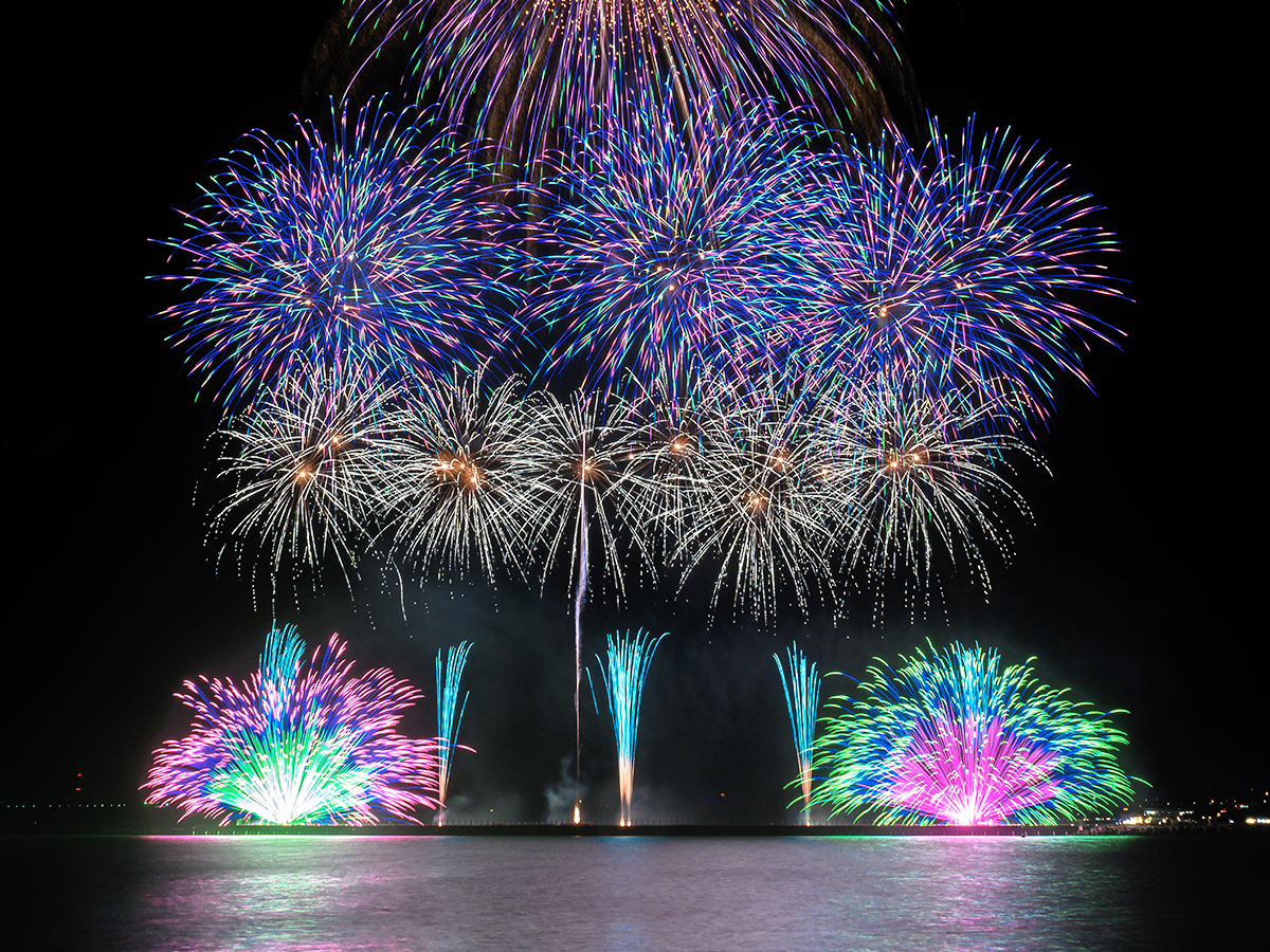 水面に映る美しい海上芸術