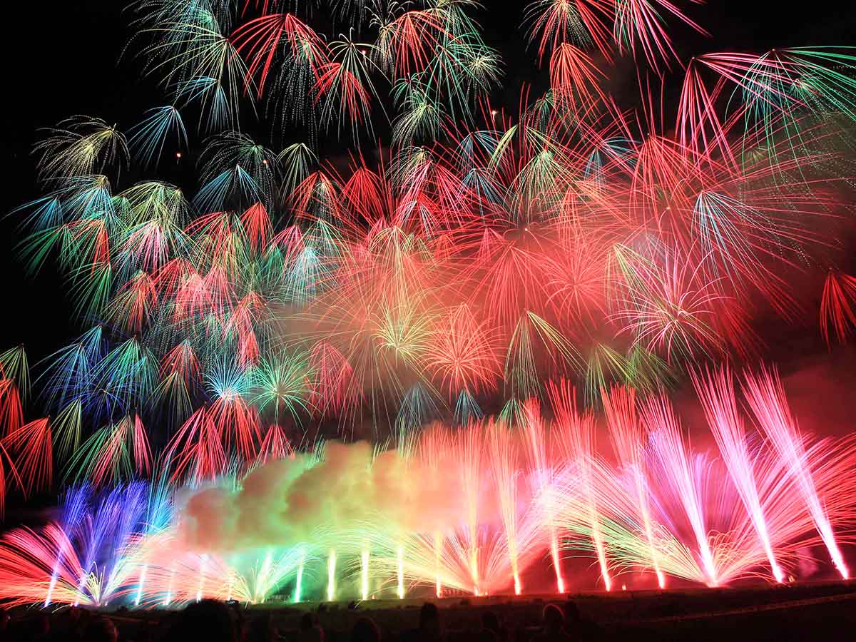 神明の花火大会:夜空を埋め尽くす大迫力の連発スターマイン