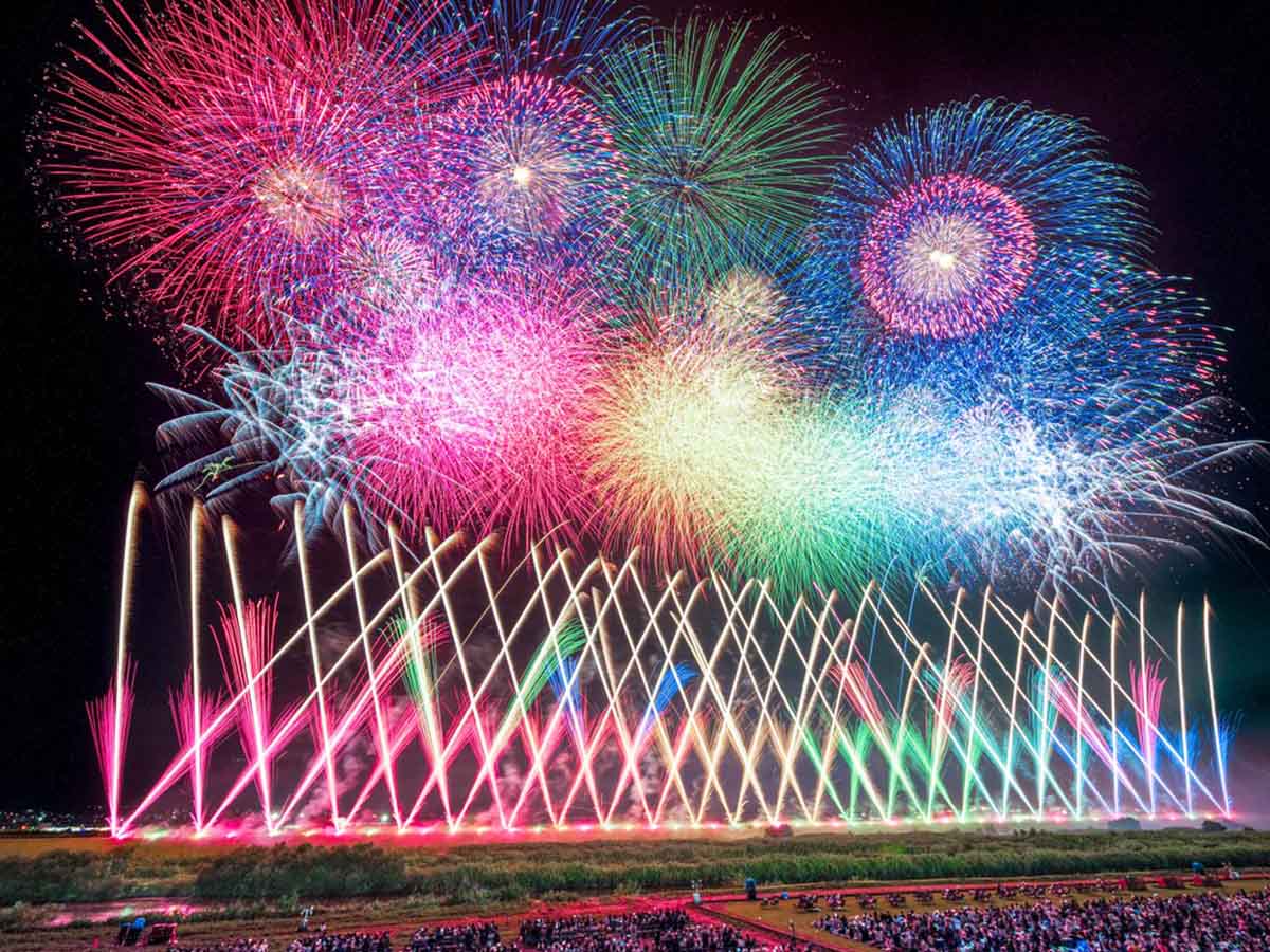 神明の花火大会:鮮やかなグラデーションが美しい伝統技巧火輪