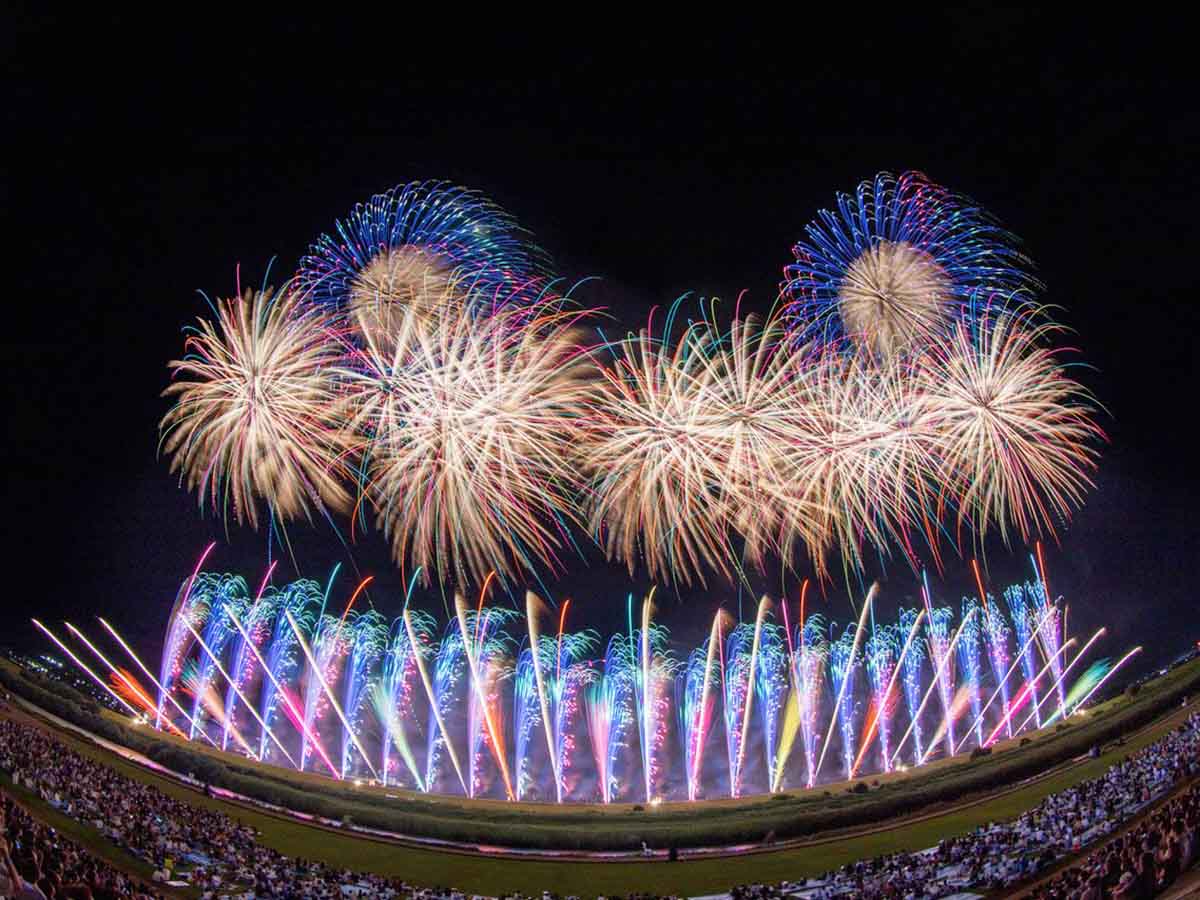 神明の花火大会:パステルカラーが幻想的な最新ウェーブ花火