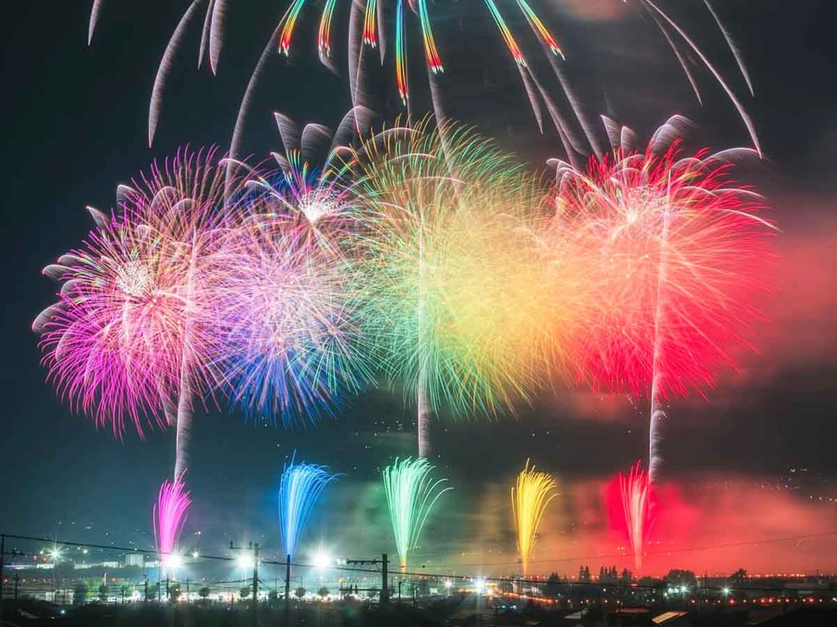 神明の花火大会:伝統和紙の町に鳴り響く大音響の2尺玉打ち上げ