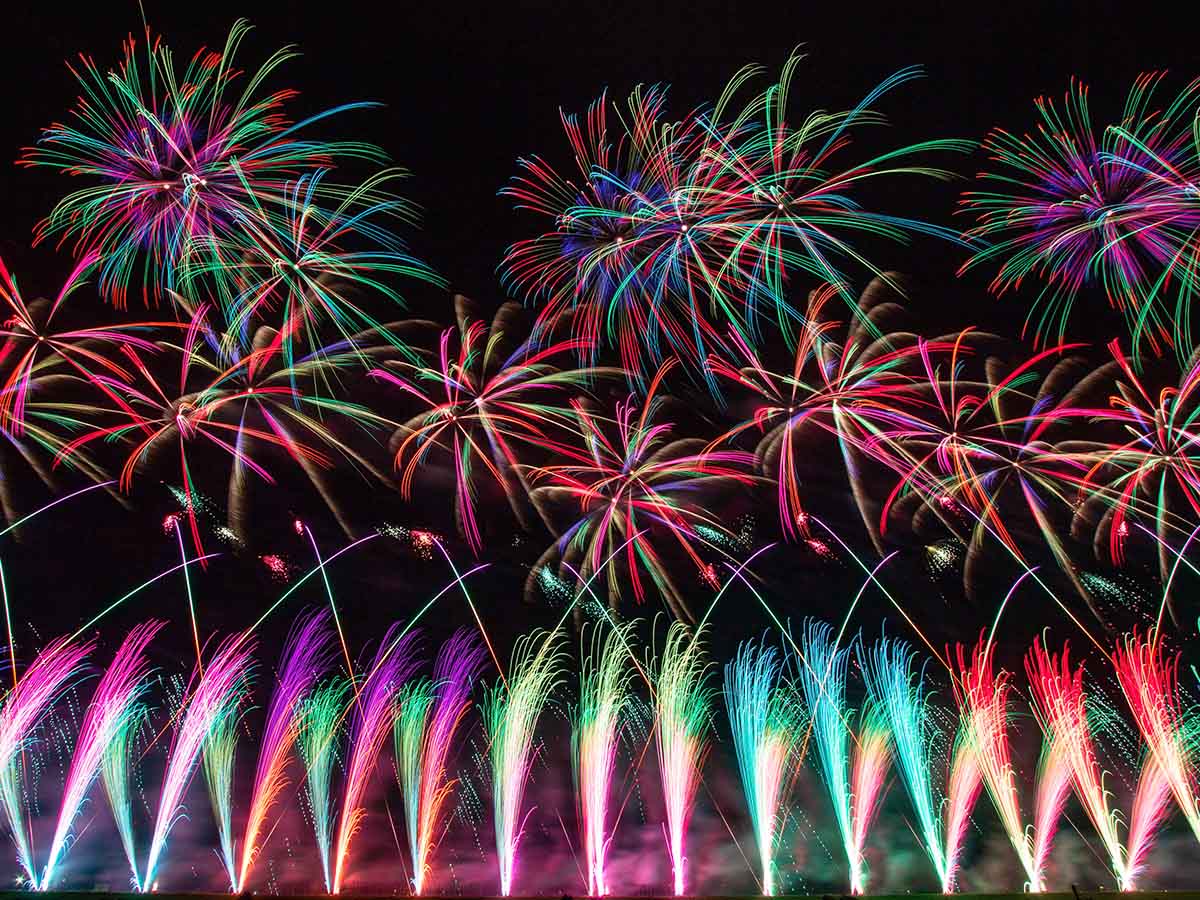 神明の花火大会:夜空に幾重にも広がる多重芯変化菊