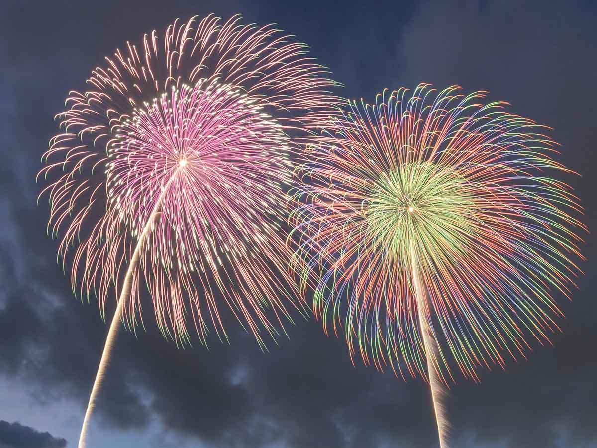 神明の花火大会:周囲一帯を昼間のように照らす壮大なる銀冠菊のカーテン