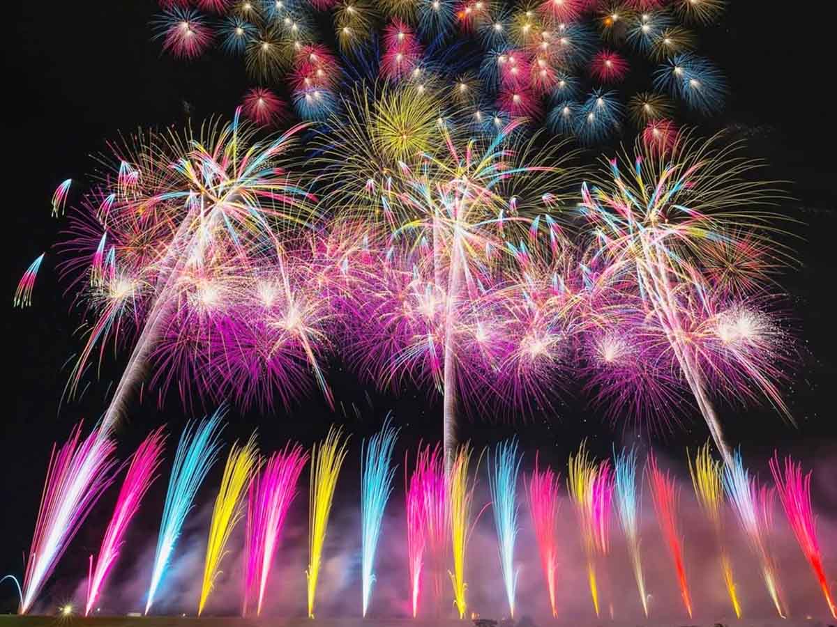 神明の花火大会:感動のグランドフィナーレを飾る錦冠菊の同時多発打ち上げ
