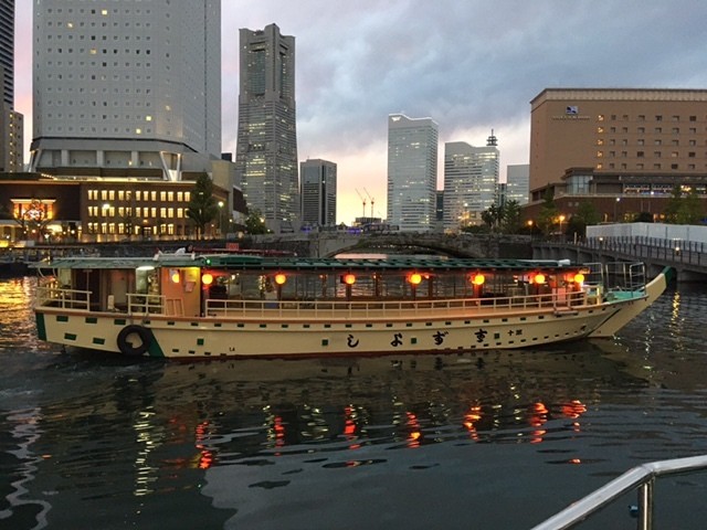 横浜港から見上げる花火大会