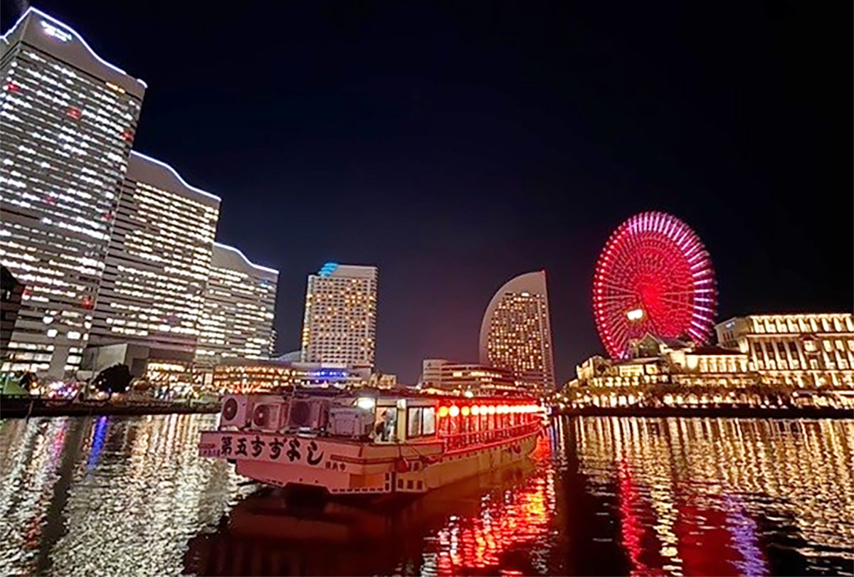夜景を背に進む屋形船のイメージ