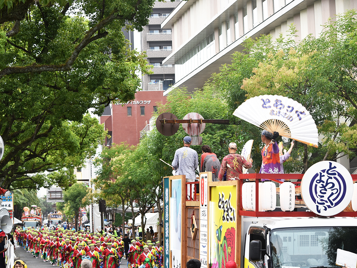 鮮やかな伝統衣装をまとった踊り子たちの集団演舞