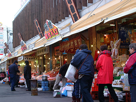 「函館朝一」で贅沢に海鮮三昧！お土産などのお買い物はもちろん、種類豊富な丼メニューが人気