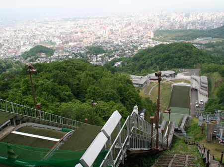 札幌市街が一望できる展望スポットとしても人気、迫力満点の「大倉山ジャンプ競技場」