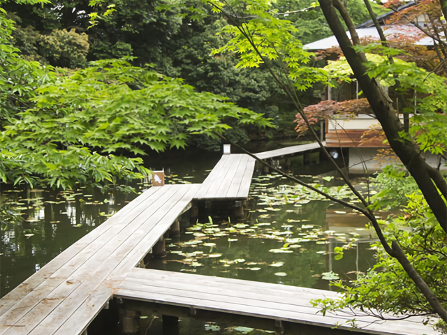 四季のある庭「松泉湖庭園」
