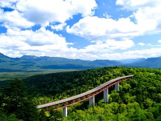 車窓に雄大な山岳風景！北海道の屋根『大雪山』を横断ドライブ！旭川・層雲峡・帯広1泊2日 観光モデルコース