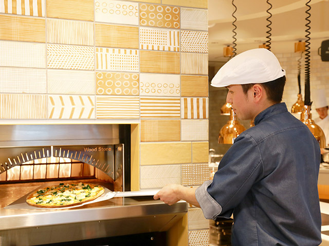 自慢の石窯焼きピッツァ