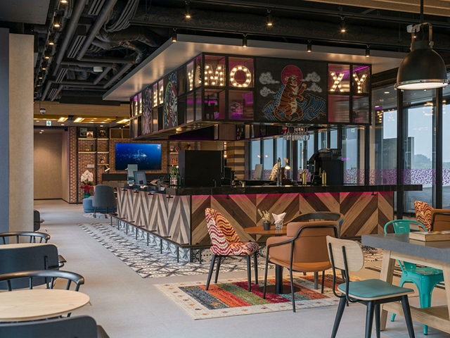 MOXY BAR & CAFE