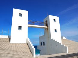 白い砂浜と青い海が魅力。羽伏浦海岸で遊んだり、温泉や星空も楽しめる家族でアクティブに過ごす夏休みにおすすめ。