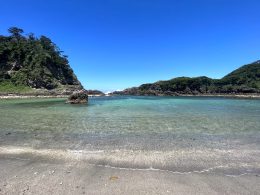 遠浅の海と海辺の温泉でのんびり。小さなお子さま連れの夏休み家族旅行に最適な癒しの島。