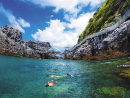 神津島といえば透明な海！その透明度は日本一に選ばれたこともあるほど。 また、神津島は、遥か昔、伊豆諸島を創造するために7人の神々が集まったという伝説の島でもあります。