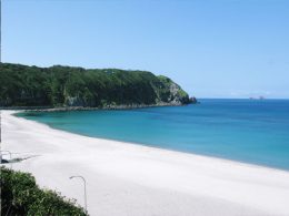 白砂の海岸や天上山の絶景が魅力。シュノーケルや星空観察も楽しい、冒険気分の夏休み家族旅行にぴったり。