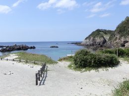 別名を『式根松島』。その名の通り、美しい海岸線を描くリアス式海岸はまさに大自然の芸術品です。
その風光明媚な海岸線を背景に、名物の海中温泉や釣りの好スポットが広がります。