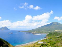 リゾート天国・八丈島は365日海洋性亜熱帯気候たっぷり。 八丈島ブルーと呼ばれる透明度が高く青い海は、ダイバーからの絶大な人気を誇ります。 また、島の形はひょうたん型。「ひょっこりひょうたん島」のモデルにもなりました。