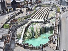 日本三名泉の1つである草津温泉。自然湧出量は日本一を誇り毎分32,300リットル以上、1日にドラム缶約23万本分もの温泉が湧き出しています！草津の旅館や温泉施設で「源泉かけ流し」ができるのはこのおかげ。”源泉の湯”を心ゆくまで堪能してください。