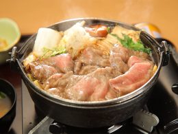 極上の豪華絢爛★いちご王国・栃木のいちご狩り食べ放題×とろける「とちぎ和牛」贅沢すき焼きに舌鼓！春色に染まるあしかがフラワーパーク♪ときめき色のチューリップガーデン♪