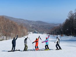標高1830m！豊富な自然雪と圧倒的な人工降雪で抜群の雪質とエリアNo1のロングシーズンが魅力のスキー場。無料スノーボード初心者ワンポイントレッスンも毎日開校でビギナーでも安心。