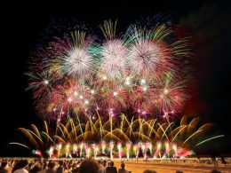2026年開催の人気花火大会や夏祭りへ行くバスツアーを多数ご紹介！
面倒な移動や駐車場探しは不要で、出発から現地までラクラク快適。
観覧席付きプランや宿泊付きプランなど、ゆったり楽しめるコースも充実しています。
友人同士やカップル、ご家族での夏のおでかけはもちろん、おひとり参加にもおすすめ。
今年の夏は、夜空を彩る感動の花火と熱気あふれるお祭りを気軽に満喫しませんか。