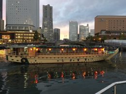 屋形船の船内で食事をしながら「日本新三大夜景都市」に認定された横浜の数々の夜景と花火（横浜ナイトフラワーズ約5分）を鑑賞！本格的な花火大会を観るより、料金的に手軽に夜景とちょっぴり花火を楽しめます。昼間は横浜の街を各自で散策可能！夜と昼で違った横浜の顔を楽しめます。