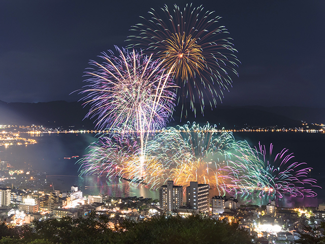 諏訪湖祭湖上花火大会 会場中央に位置するエリア内から自由に鑑賞！絶景の白馬マウンテンハーバー！1泊2日バスツアー