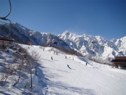 上質の粉雪とアルプスの絶景のスキーエリアが展開するエイブル白馬五竜スキー場＆多彩なコースとアイテム充実のスノーパークが魅力のHakuba47。個性溢れる3つのゲレンデで白馬を滑り尽くそう♪