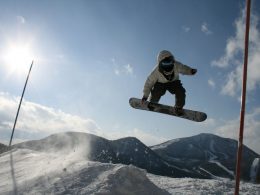 マルチなレベルに対応したコンパクトゲレンデ！正面のワイドな初級者向けコースはファミリーに人気。ゲレンデ上部は中級・上級者向けのコースは、ダイナミックな滑りを体験していただけます。