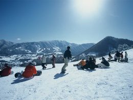ボーダーとスキーヤー、どちらの個性にも合う楽しいゲレンデ！「X-JAM高井富士」はボーダー向きのパーク施設が充実し、「よませ温泉スキー場」はスキーヤー向きです。2つのゲレンデは連絡コースで結ばれ、相互に行き来することが可能！