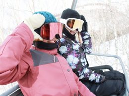 標高が高いために降雪量が多く、関東圏ながらも良質な雪が積もります。また有名ブランド3社が各々手掛ける３つのパークは、初～上級者まで楽しむことができ、スノーボーダーに支持されるゲレンデです。