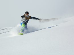 日本有数の規模のゲレンデで、国際的にも注目されています。コースバリエーションの豊富さと麓の八方タウンへ飛び込むように滑るロケーションのすばらしさが魅力！