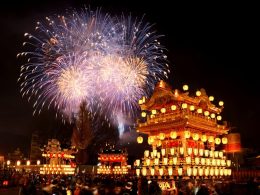 日本三大曳山祭「秩父夜祭」へ！豪華屋台と笠鉾が街を練り歩く、冬の夜空に輝く花火との競演を楽しむツアー♪伝統の熱気と幻想的な夜景を間近で体感し、特別な冬の一夜を満喫！